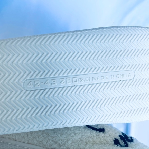 NWT 1989 Taylor's Version Fleece Slippers – Swiftie – Size US 8-8.5 - Picture 7 of 11